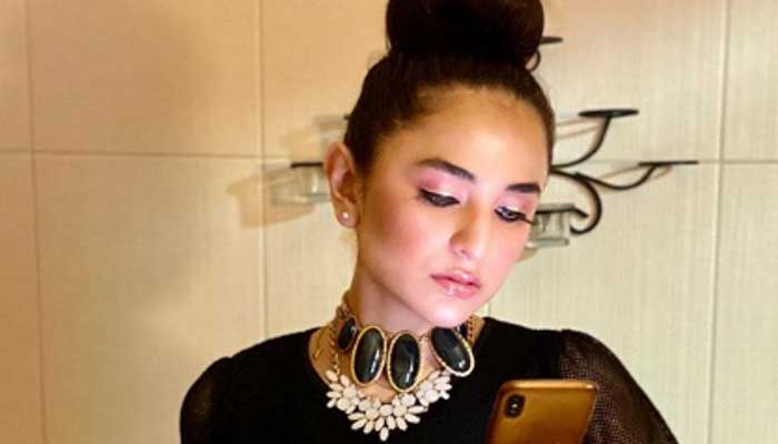 Yumna Zaidi wins fans hearts with melodious rendition of her poetry 