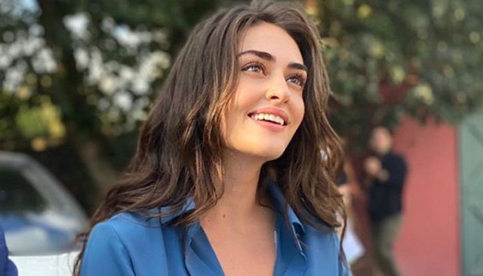 Esra Bilgic leaves her fans awestruck with her flawless selfie