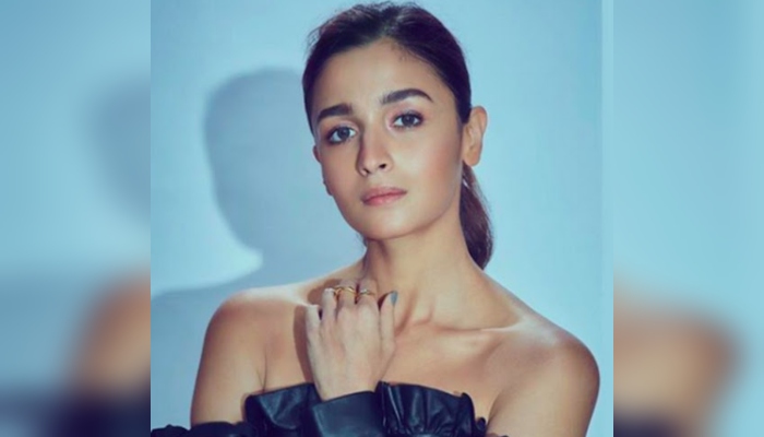 Alia Bhatt flaunts her effortless beauty in new selfie as she kick starts the week