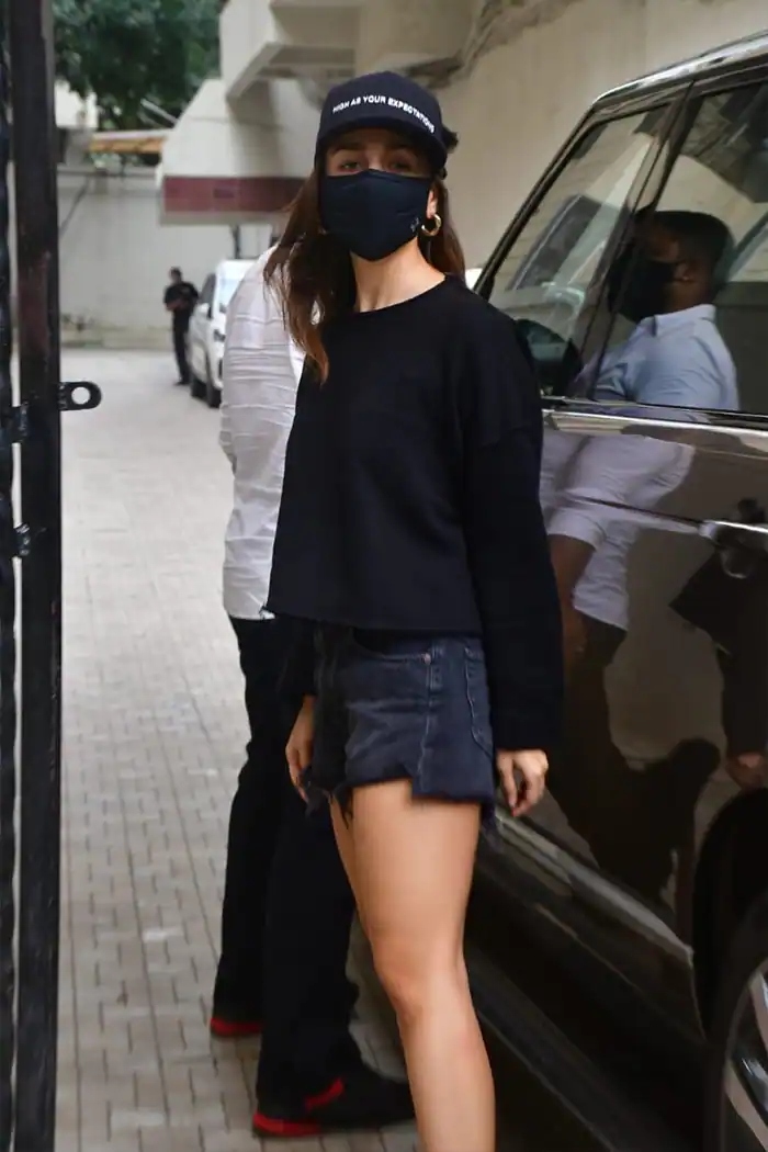 Missing boyfriend Ranbir Kapoor, Alia Bhatt steals his belongings, shares cute snaps