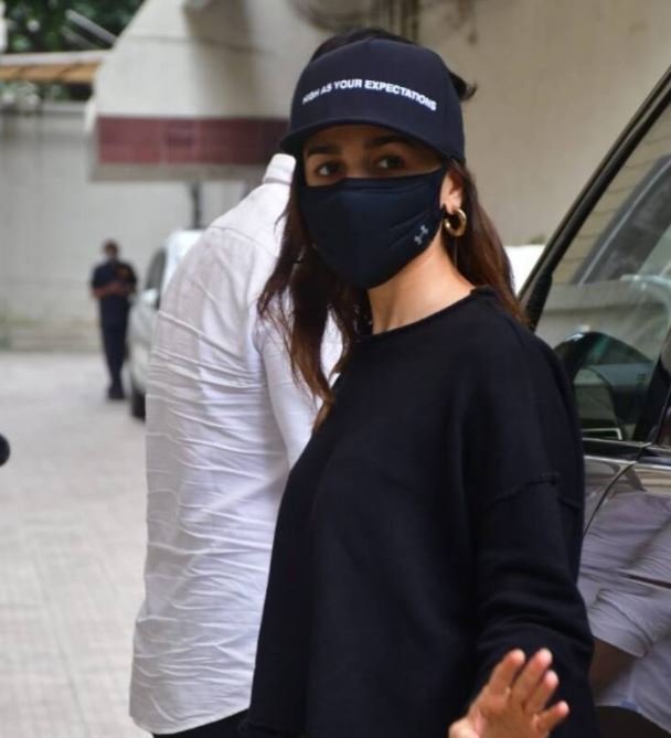 Missing boyfriend Ranbir Kapoor, Alia Bhatt steals his belongings, shares cute snaps