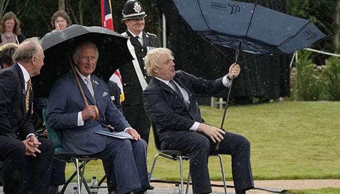برطانوی وزیراعظم کے لیے چھتری کا استعمال چیلنج بن گیا