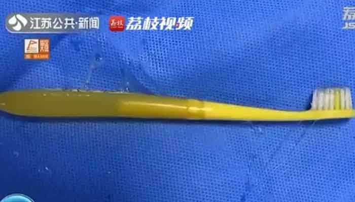 چینی شہری غنودگی میں دانتوں کی صفائی کے دوران ٹوتھ برش نگل گیا