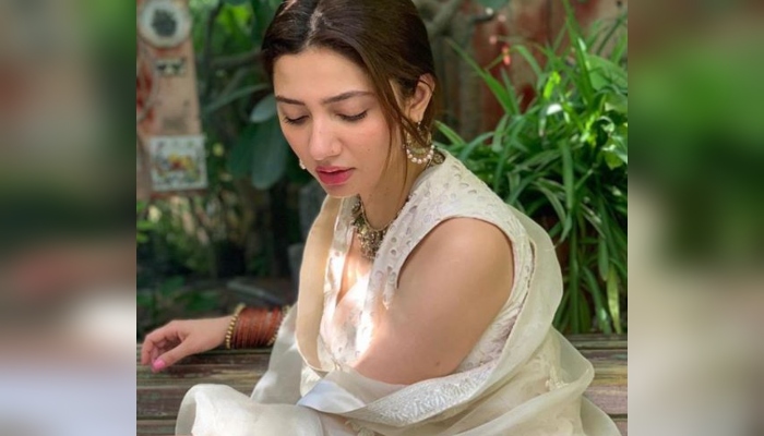 Mahira Khan leaves jaws dropped as she dons all-white traditional ensemble