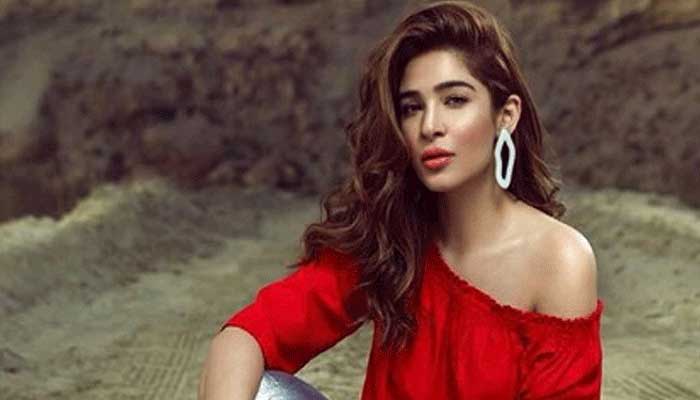 Ayesha Omer pays emotional tribute to late father on his death anniversary