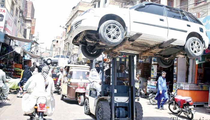 کراچی: خاتون کار میں موجود ، لفٹر نے گاڑی اٹھالی