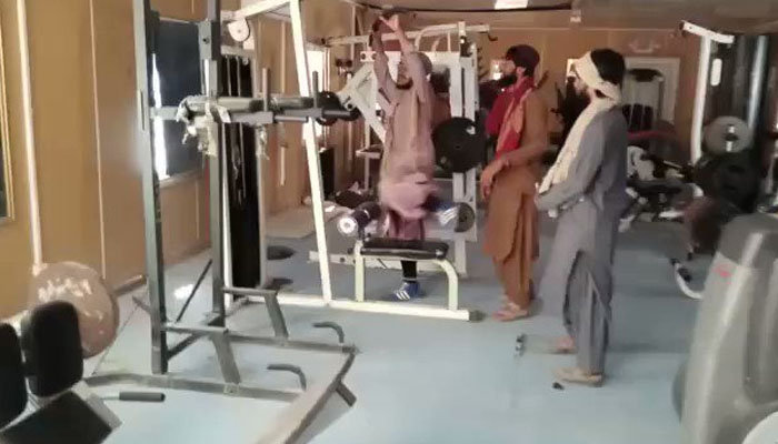 ویڈیو، طالبان کی ایوانِ صدر کے جِم میں ورزش