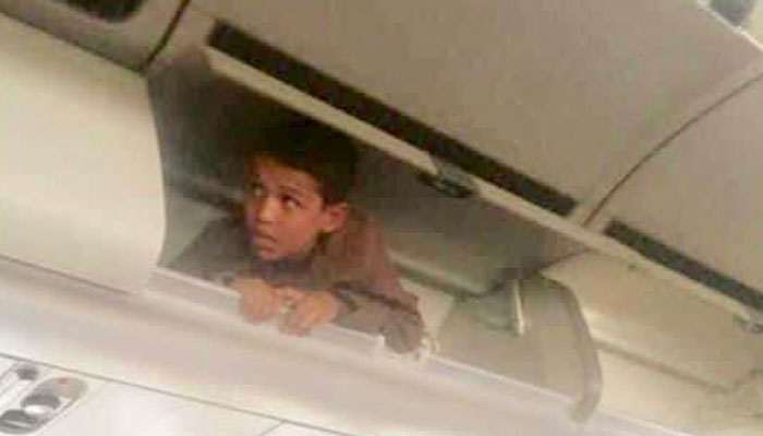 جہاز میں چھپے افغانی بچے کی تصویر وائرل
