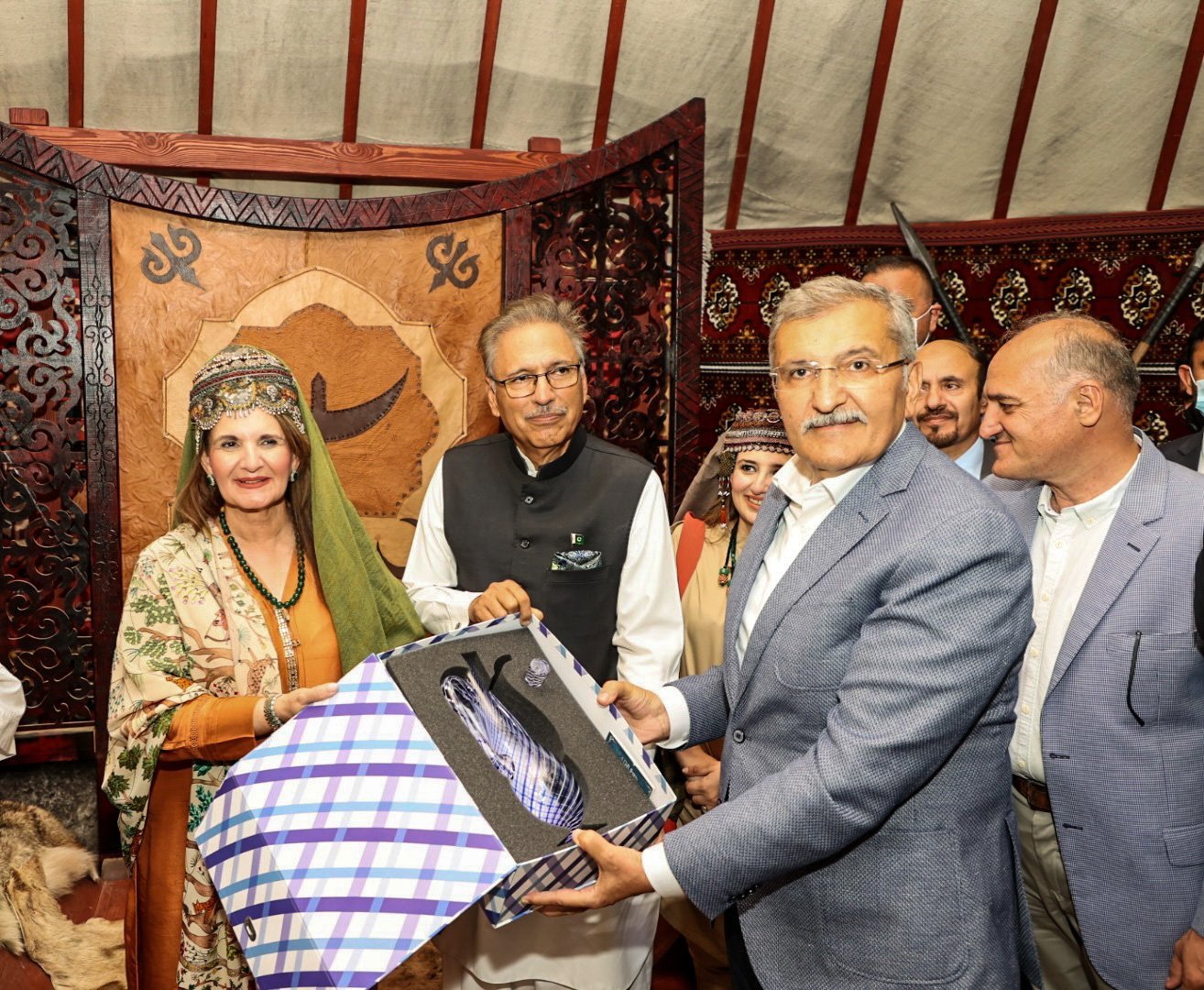 President Arif Alvi, first lady Samina visit the sets of ‘Kuruluş: Osman’
