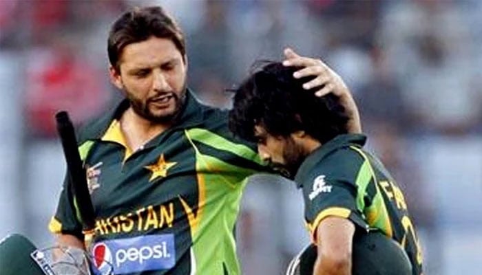 فواد عالم نے شاہد آفریدی کو بھی اپنا مداح بنالیا