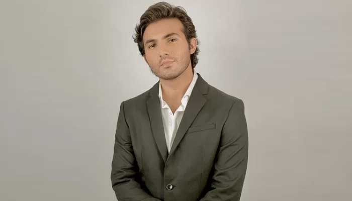 Shahroze Sabzwari receives backlash for using makeup in BTS video