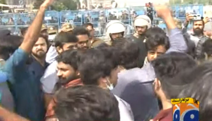 لاہور: میڈیکل کے احتجاجی طلبہ پر مرچوں کا اسپرے، 5 متاثر - Vimarsana News