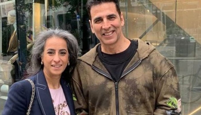 Akshay Kumar spotted 'chilling' with fan in London