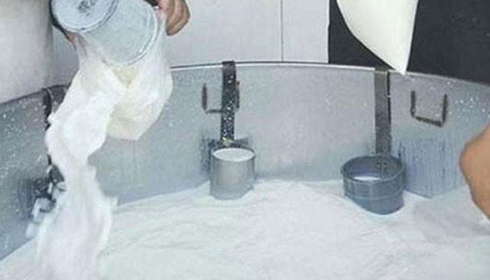 کراچی: ڈیری فارمز کا اتوار سے دودھ مزید 20 روپے مہنگا کرنے کا اعلان