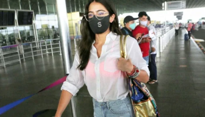 Sara Ali Khan 'humbly' introduces herself after a passenger asks her name: Watch Here