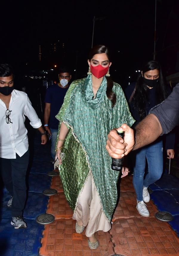 Sonam Kapoor draws attention with her gorgeous look in ethnic attire