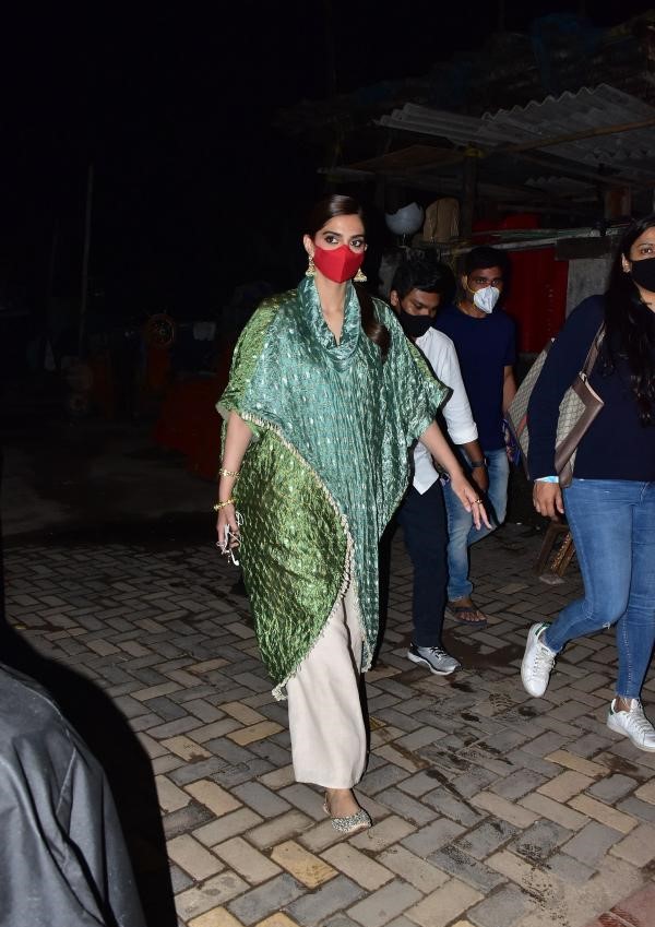 Sonam Kapoor draws attention with her gorgeous look in ethnic attire
