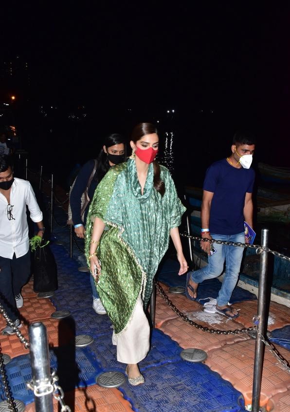 Sonam Kapoor draws attention with her gorgeous look in ethnic attire