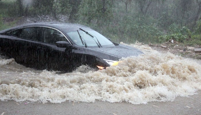اسلام آباد میں موسلادھار بارش، کئی علاقوں میں پانی جمع
