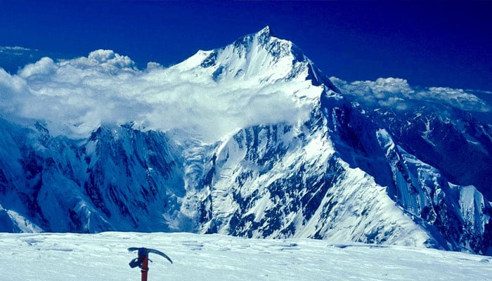 چند روز قبل راکاپوشی سر کرنے والے پاکستانی کوہ پیما پہاڑ پر پھنس گئے