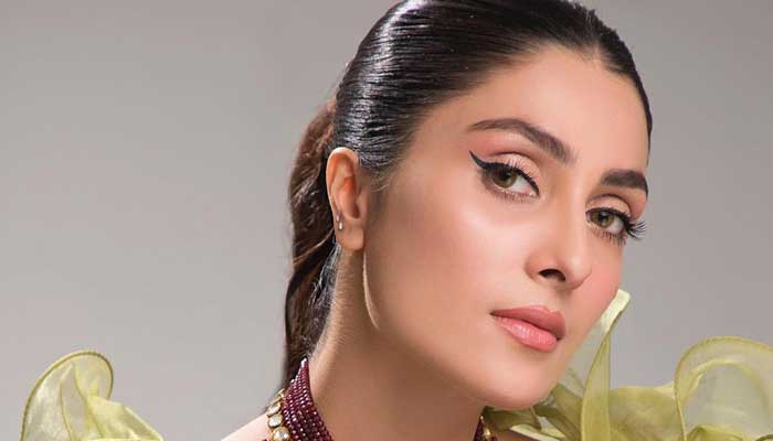 Ayeza khan hits 10 million followers on IG