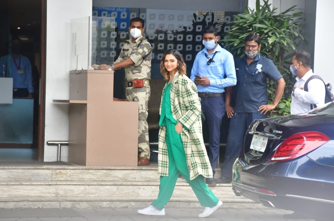 Deepika Padukone rocks shades of beige as she keeps her airport look  stylish and comfy in a trenchcoat - Pics