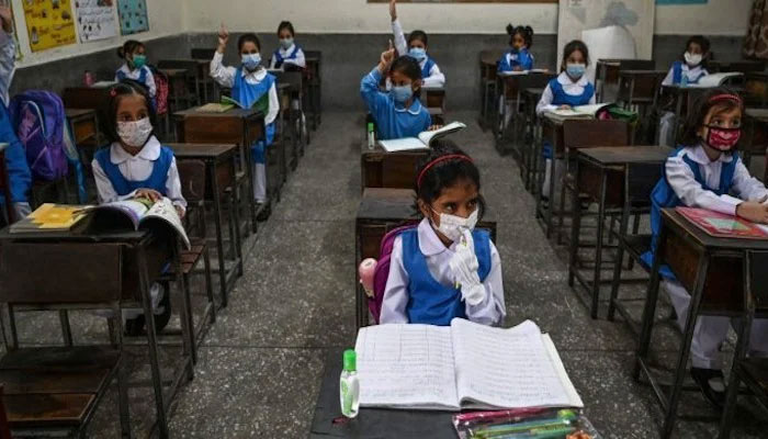 پنجاب میں کورونا کے باوجود اسکول کھولنے کا فیصلہ