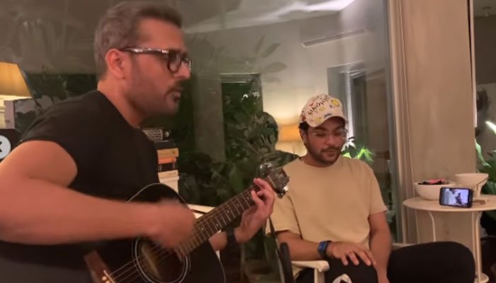 Asim Azhar and ‘Strings’ alum Bilal Maqsood’s jam session on iconic songs leave fans excited
