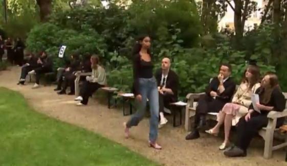 لندن فیشن ویک: شوخ رنگ ملبوسات کی نمائش، ماڈلز کی گھاس پر واک