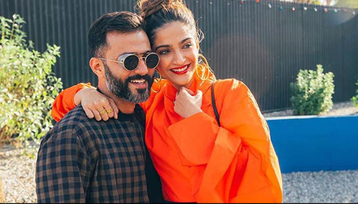 Sonam Kapoor calls Anand Ahuja 'ridiculous' as he captures her struggling with coat