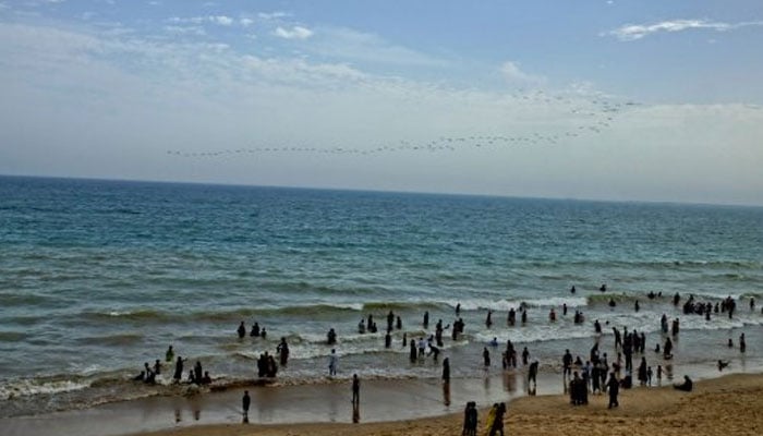 کراچی: سمندر میں نہانے پر پابندی عائد، نوٹیفکیشن جاری