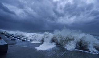  سمندری طوفان کراچی کے مغرب اور جنوب مغرب میں موجود ہے، محکمہ موسمیات