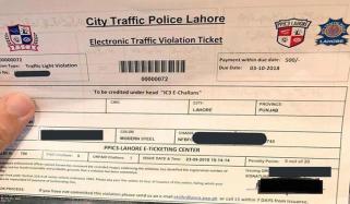 لاہور: پولیس نے 78 مرتبہ ٹریفک قوانین کی خلاف ورزی کرنے والی گاڑی پکڑلی