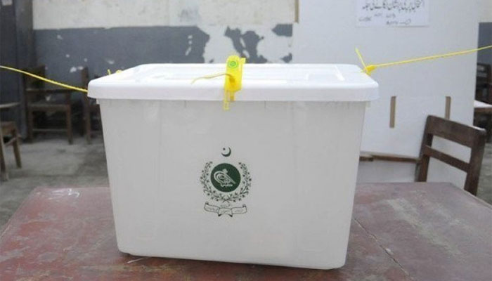 آزاد کشمیر ضمنی الیکشن: ڈنڈا بردار افراد کی پولنگ عملے سے بیگ چھیننے کی کوشش