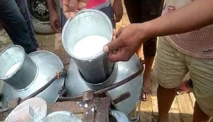 کراچی: ڈیری فارمرز نے دودھ کی فی لیٹر قیمت 155 روپے کا نیا تخمینہ جاری کردیا