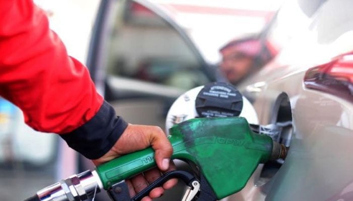 پیٹرول کی قیمت میں اضافہ سوشل میڈیا پر ٹاپ ٹرینڈ