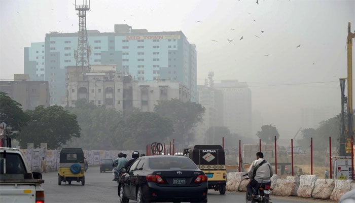 کراچی: صبح میں کہر، حدِ نگاہ 4 کلو میٹر ریکارڈ