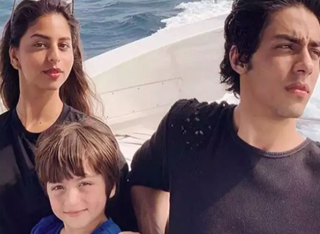 شاہ رخ خان کے تینوں بچوں کی چند ’کینڈڈ‘ تصاویر