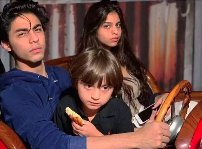 شاہ رخ خان کے تینوں بچوں کی چند ’کینڈڈ‘ تصاویر