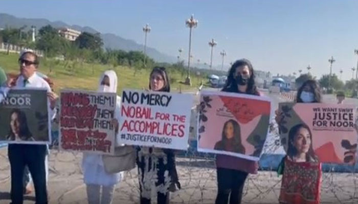 اسلام آباد: نور مقدم کو جلد انصاف کی فراہمی کیلئے ڈی چوک پر مظاہرہ