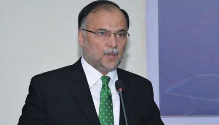 اقتدار ہمیں ملتا دیکھ کر عمران مارشل لا لگوانا چاہیں گے، احسن اقبال