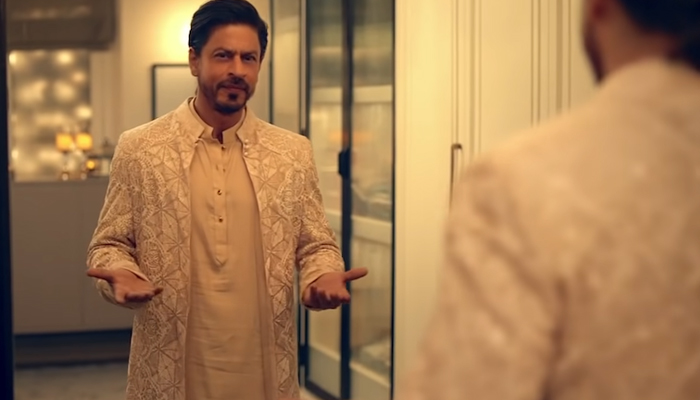 شاہ رخ خان نے دیوالی کےاشتہار کیلئے پاکستانی ڈیزائنر کا جوڑا پہن لیا