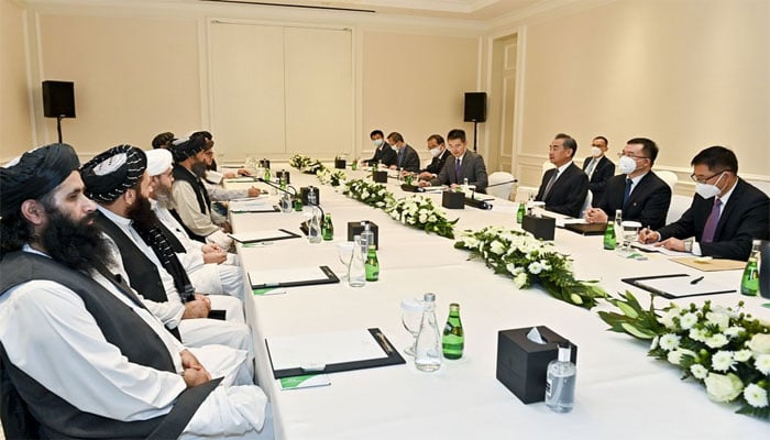 دوحا میں افغان وزیر خارجہ کی چینی ہم منصب سے ملاقات، تعاون پر اتفاق