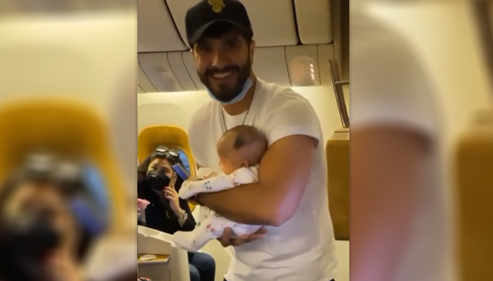 فیروز خان کی جہاز میں پیسنجر کا بچہ سنبھالتے ہوئے ویڈیو وائرل
