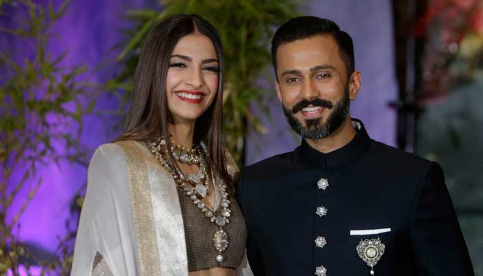 Sonam Kapoor, Anand Ahuja get into glam for Diwali : Photos 