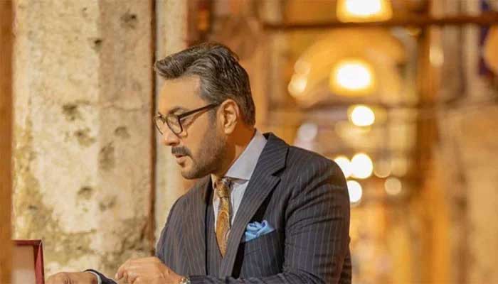 Adnan Siddiqui pays emotional tribute to late legends: Watch