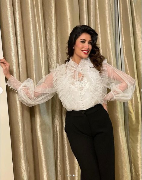 Mehwish Hayat drops jaws in cuff sleeves and ruffle top glam look