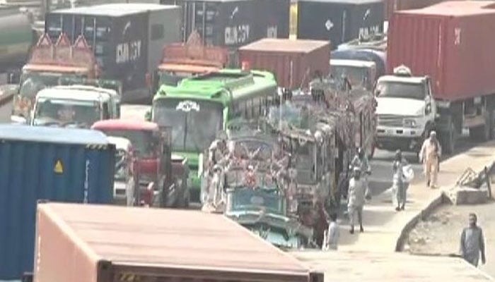 کراچی: ہاکس بے جانے والی سڑک پر گاڑیوں کی طویل قطاریں، بدترین ٹریفک جام