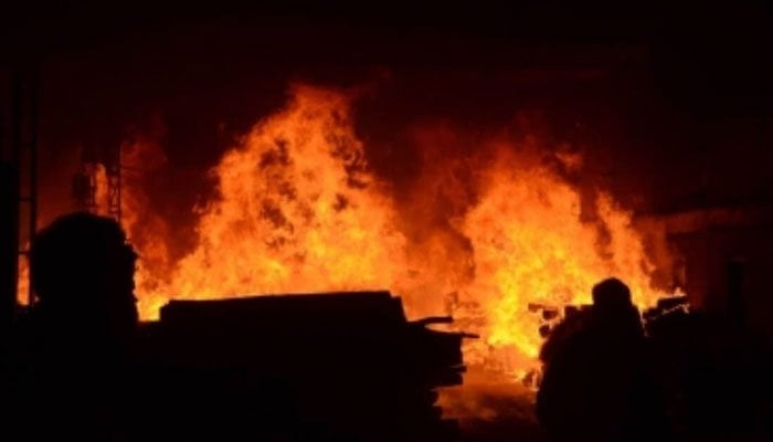 کراچی، چند گھنٹوں میں آگ لگنے کے 3 واقعات