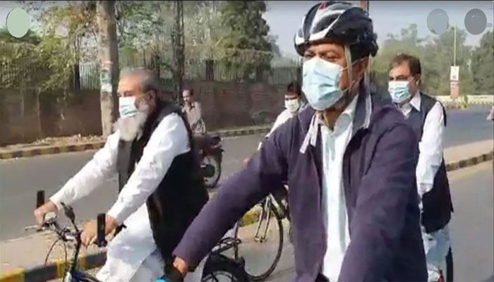 لاہور: واسا افسران آج بھی سائیکل پر دفتر پہنچے
